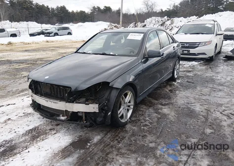 2013 Mercedes-Benz C 300 Sport 4Matic z USA, uszkodzony, nr VIN WDDGF8AB7DG076961